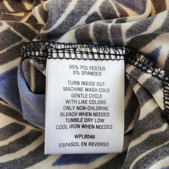 A blouse in a unique design by JM Collection. Size L. Dressy but comfortable. - Picture 4 of 4